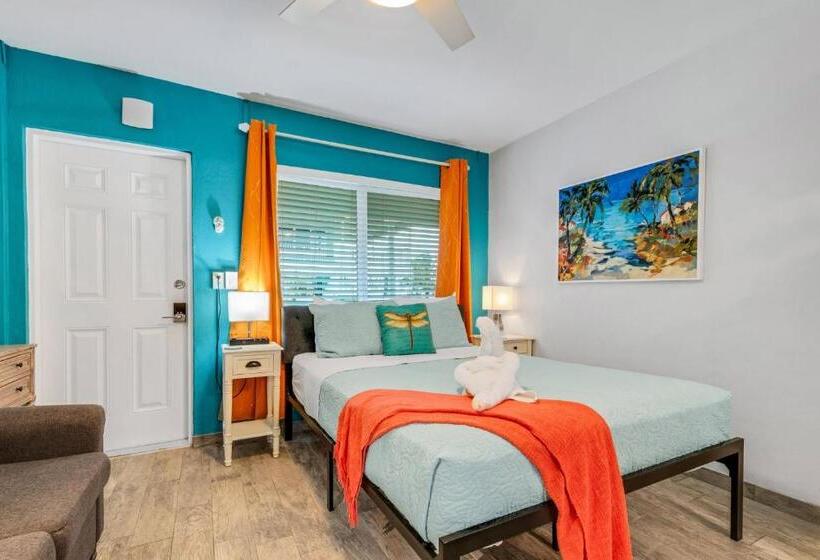 Tropic Terrace Suite #54   Beachfront Resort