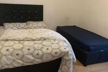 تختخواب و صبحانه At Apex House