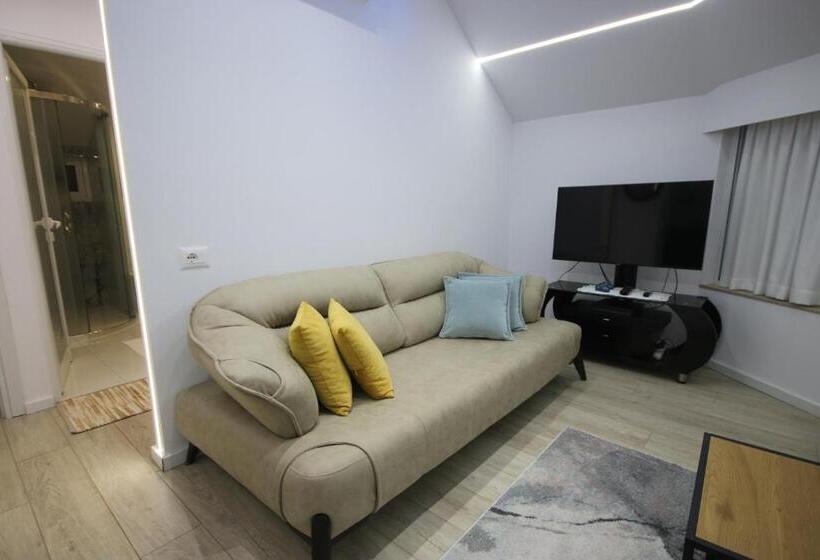 Metaj House