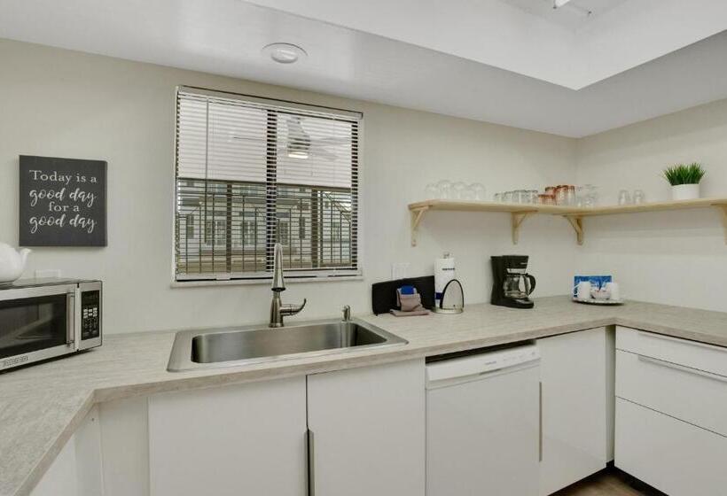 استراحتگاه Sugar Sand Sanctuary   Beach Condominium