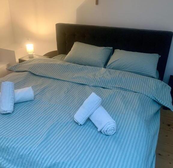 تختخواب و صبحانه Chic Retreat In The Heart Of The City