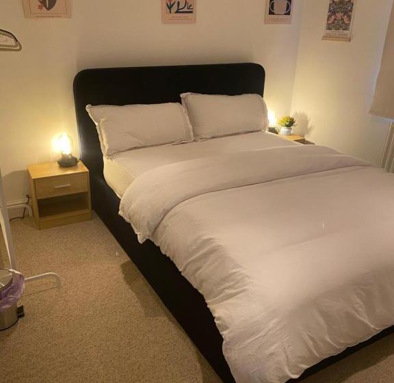 Bed and Breakfast Room In Lambeth