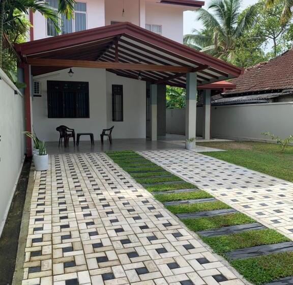 پانسیون Chern Matara Guest House