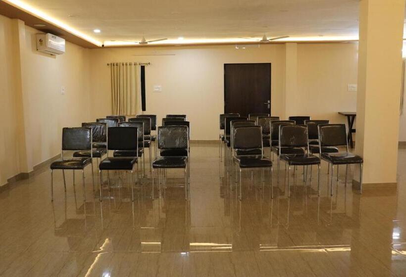 Dhanlaxmi Raj Hotel And Restaurant