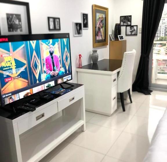 酒店 Deluxe Room With King Bed And Balcony At Kandi Palace