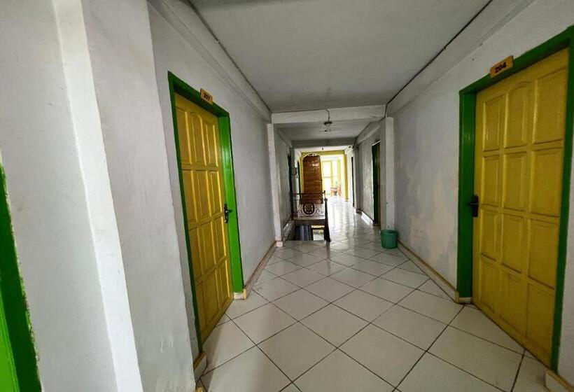 호텔 Oyo 94160 Kost Btnompo
