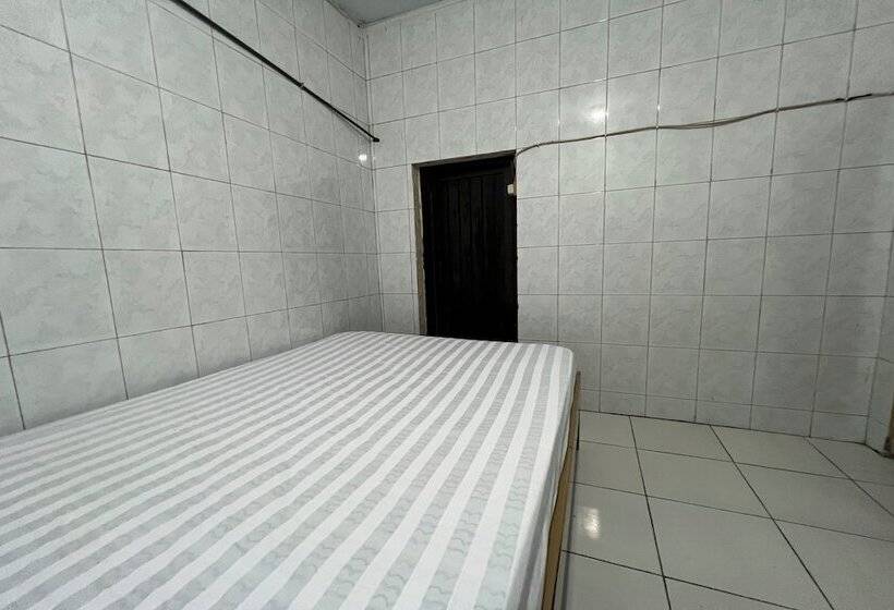 فندق Oyo 94161 Kost Aisyah
