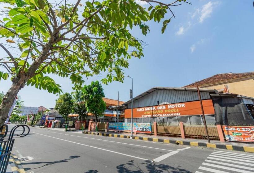 בית מלון כפרי Oyo 94172 Mata Air Guest House Madiun
