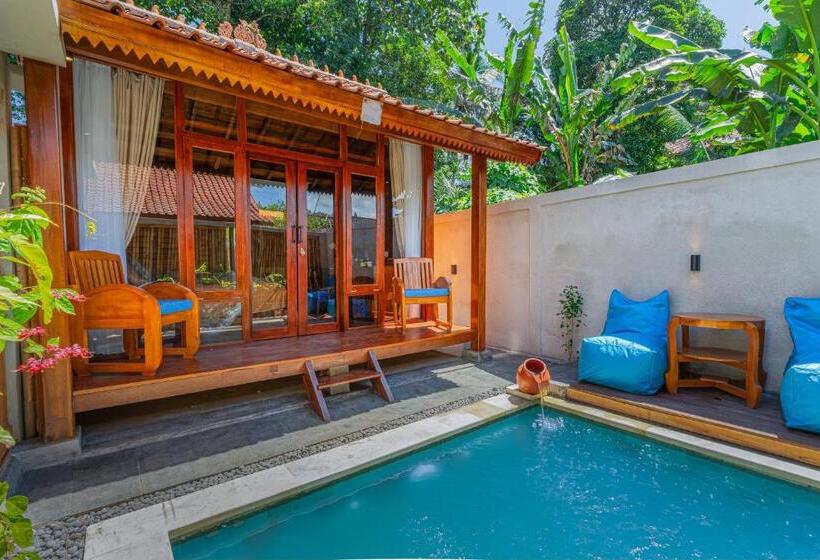 펜션 Ngesil Private Joglo & Pool