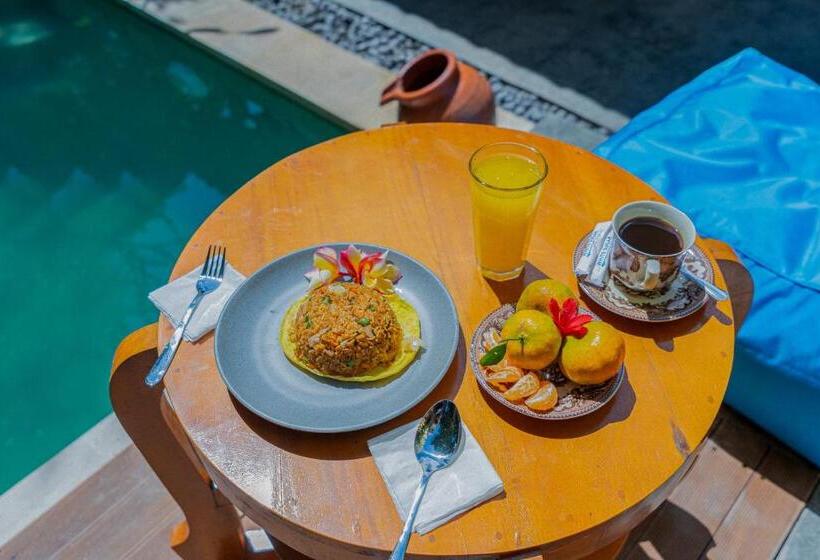 펜션 Ngesil Private Joglo & Pool