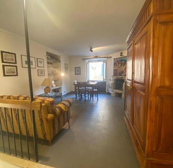 تختخواب و صبحانه A P E House