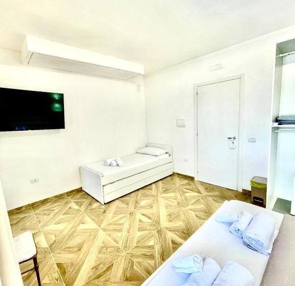 تختخواب و صبحانه Room 24