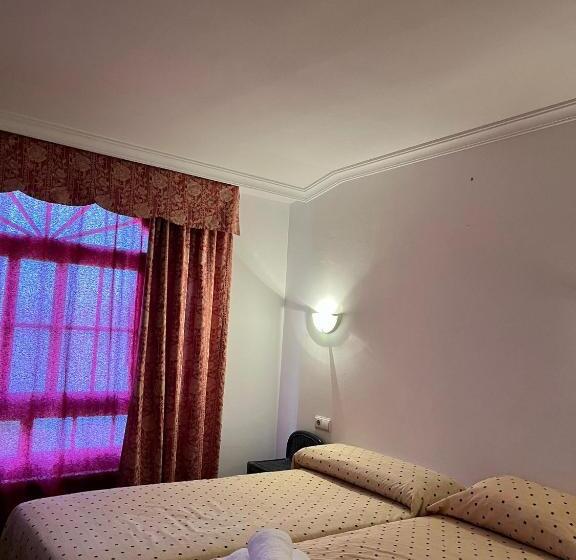 هتل Hostal Cafeteria Chocolate & Menta Redondela