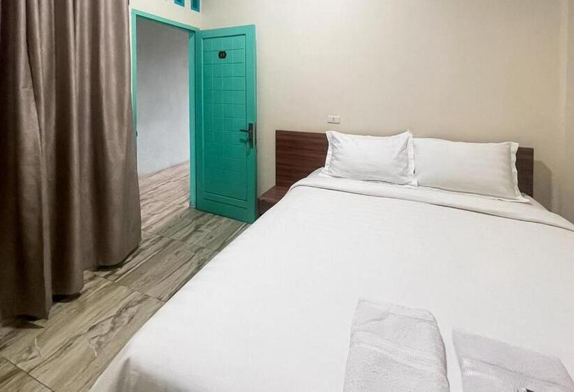 Отель Reddoorz Near Kantor Bupati Tapanuli Tengah Aek Tolang