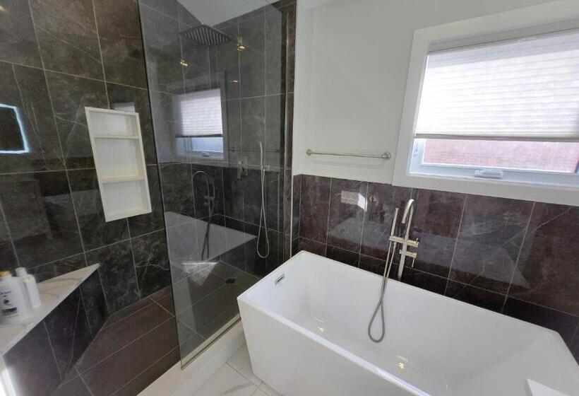 پانسیون Byward Market Luxury Guesthouse