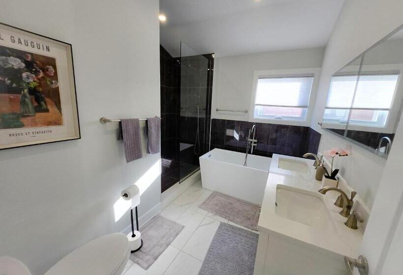 پانسیون Byward Market Luxury Guesthouse