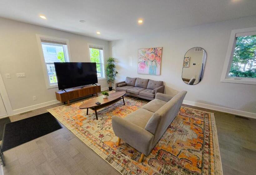 پانسیون Byward Market Luxury Guesthouse