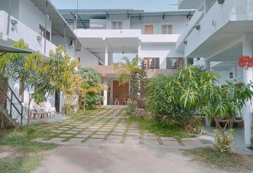 هتل Wild Eagle Safari Resort