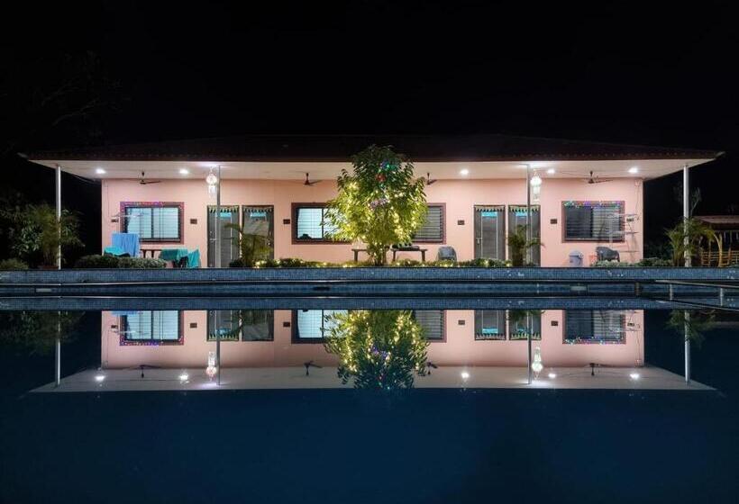 בית מלון כפרי Vishranti Farms Badlapur