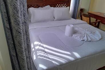 هتل Gustina Zuzu Village Lodge