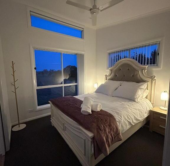 Отель Red Hill Cabin #1 Walcha