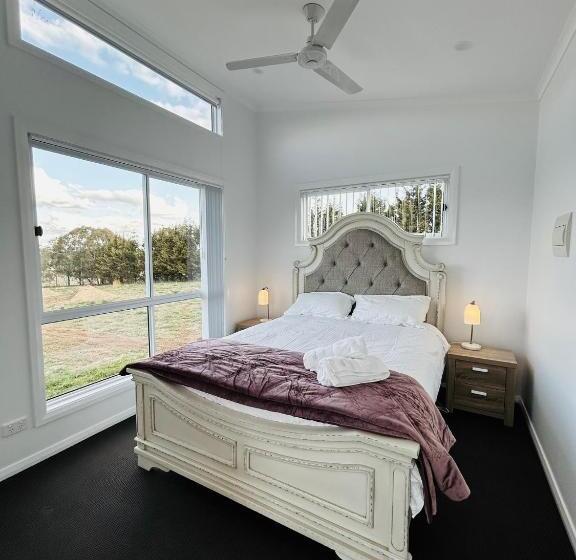 Отель Red Hill Cabin #1 Walcha