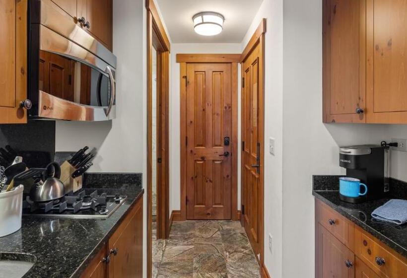 استراحتگاه 1216 The Lodge At Spruce Peak Ski In Ski Out Studio Spruce Peak Village Views 2nd Floor