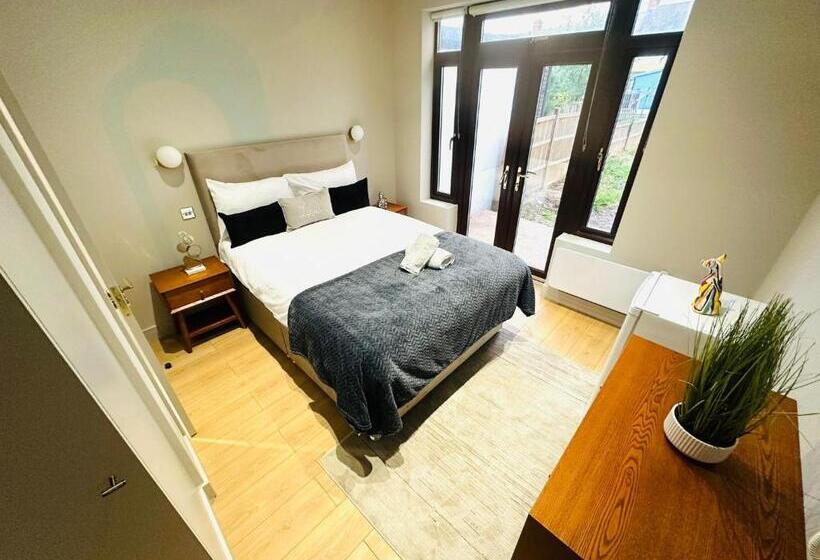 Пансион Lovely En Suite, Top Location In London