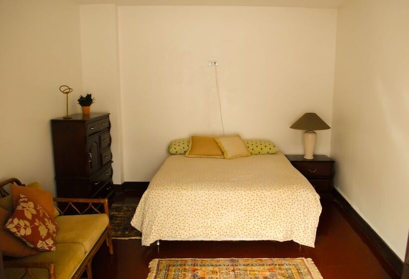 تختخواب و صبحانه Nomad Hostel