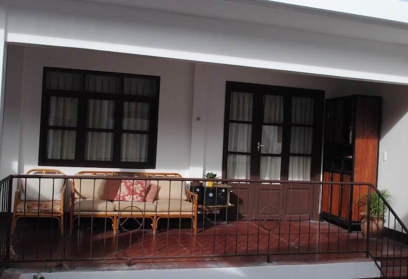 تختخواب و صبحانه Nomad Hostel