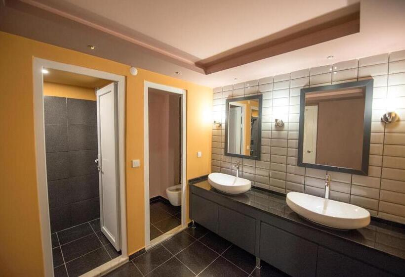 Sakura Hostel & Pub