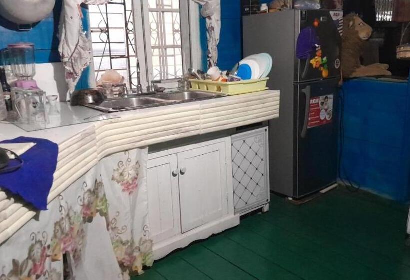 فندق صغير Hostal Cafe Axel