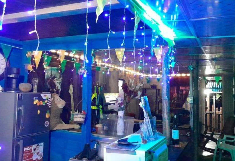 فندق صغير Hostal Cafe Axel