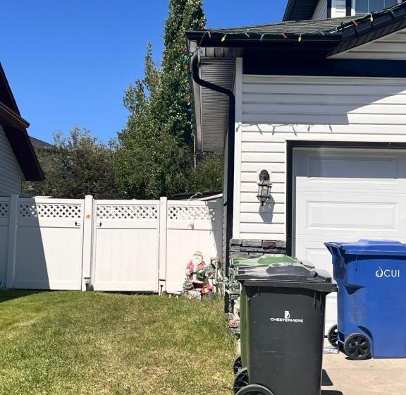 פנסיון A Classic Homely Basement Suite!