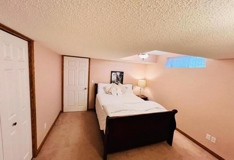 פנסיון A Classic Homely Basement Suite!