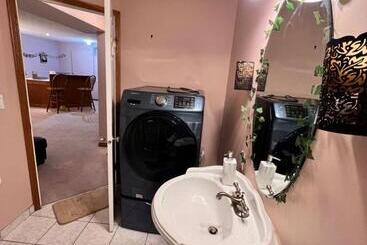 پانسیون A Classic Homely Basement Suite!