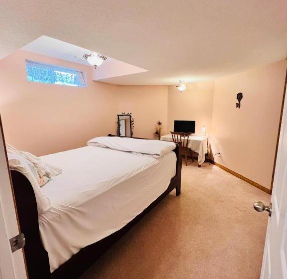 פנסיון A Classic Homely Basement Suite!