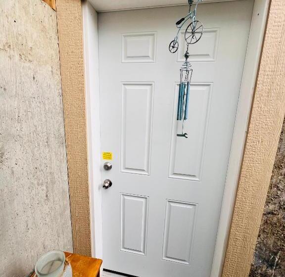 פנסיון A Classic Homely Basement Suite!