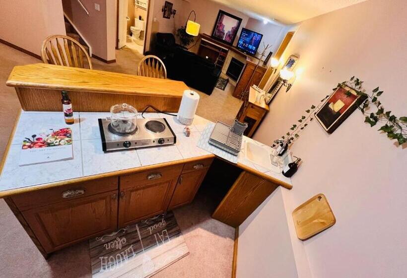 פנסיון A Classic Homely Basement Suite!