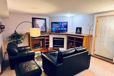 پانسیون A Classic Homely Basement Suite!