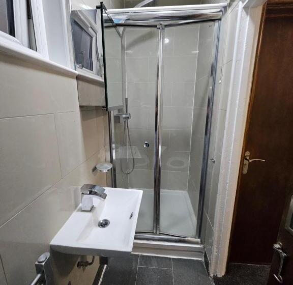 پانسیون Affordable Rooms With Kitchen Near Station Overnight Free Parking 6pm To 8am