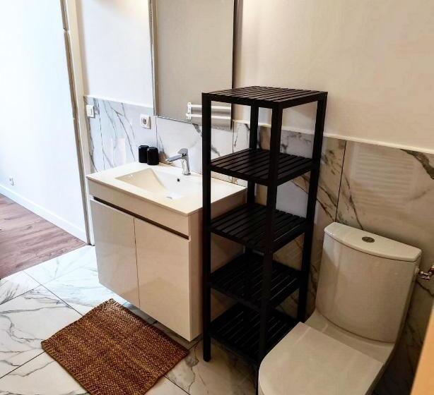 ベッドアンドブレックファースト Gîte En Face Du Château De Nizas, Totale Renovation Et Changement De Proprietaire, 4 Chambres D Hôte