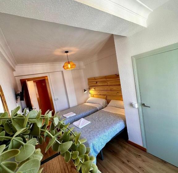 پانسیون Hostal Atuaire Home