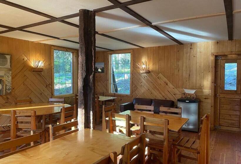 בית מלון כפרי Rustic Beaverfoot Lodge Room N8