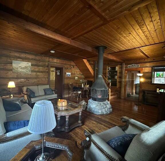 בית מלון כפרי Rustic Beaverfoot Lodge Room N8
