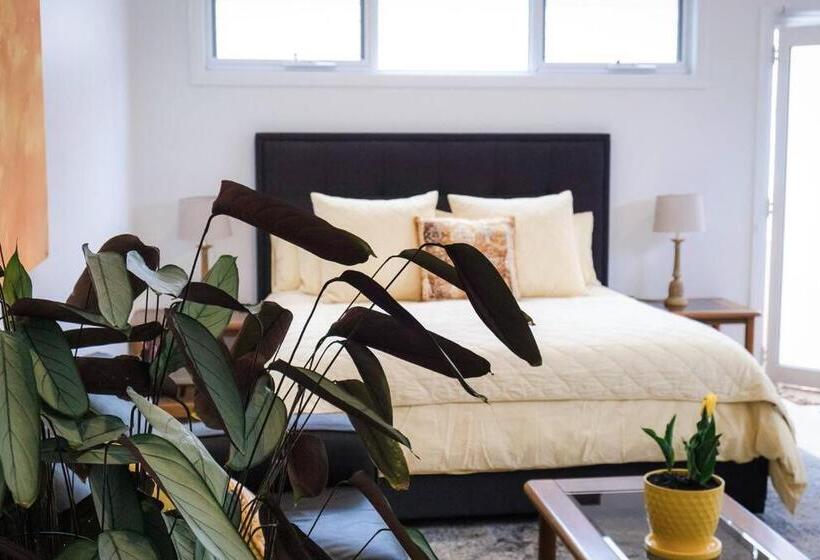 بنسيون Port Fairy Bnb   The Yellow Suite