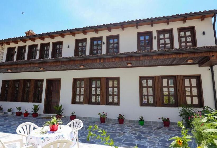 پانسیون The House Of Dollma , Inside Kruja Castle