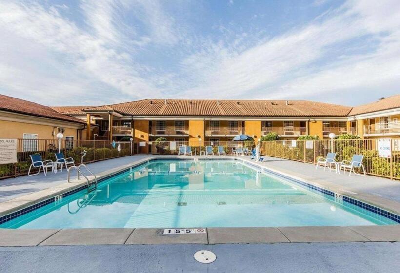 호텔 Quality Inn & Suites