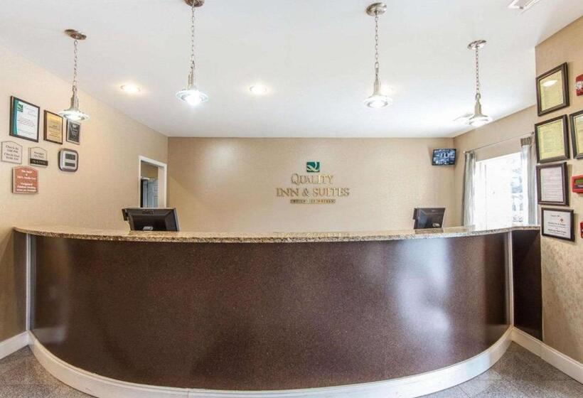 호텔 Quality Inn & Suites
