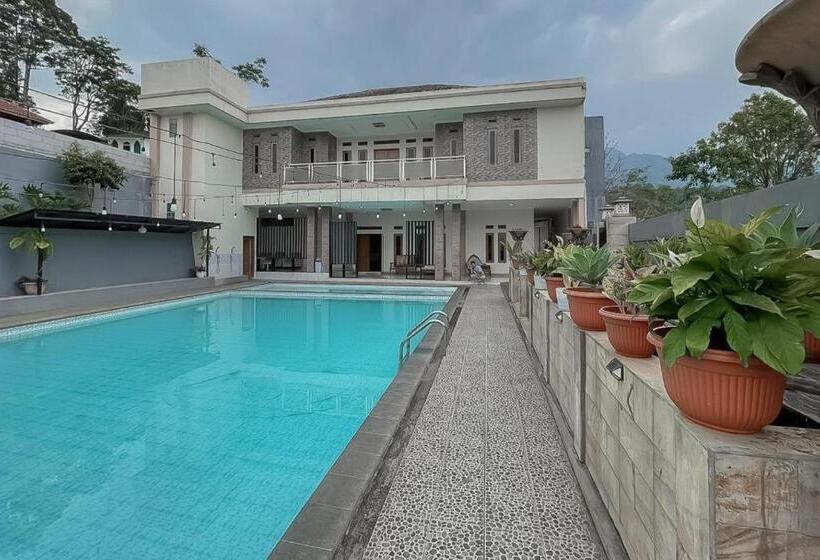 Отель Reddoorz Resort Syariah @ Rancakalong Sumedang